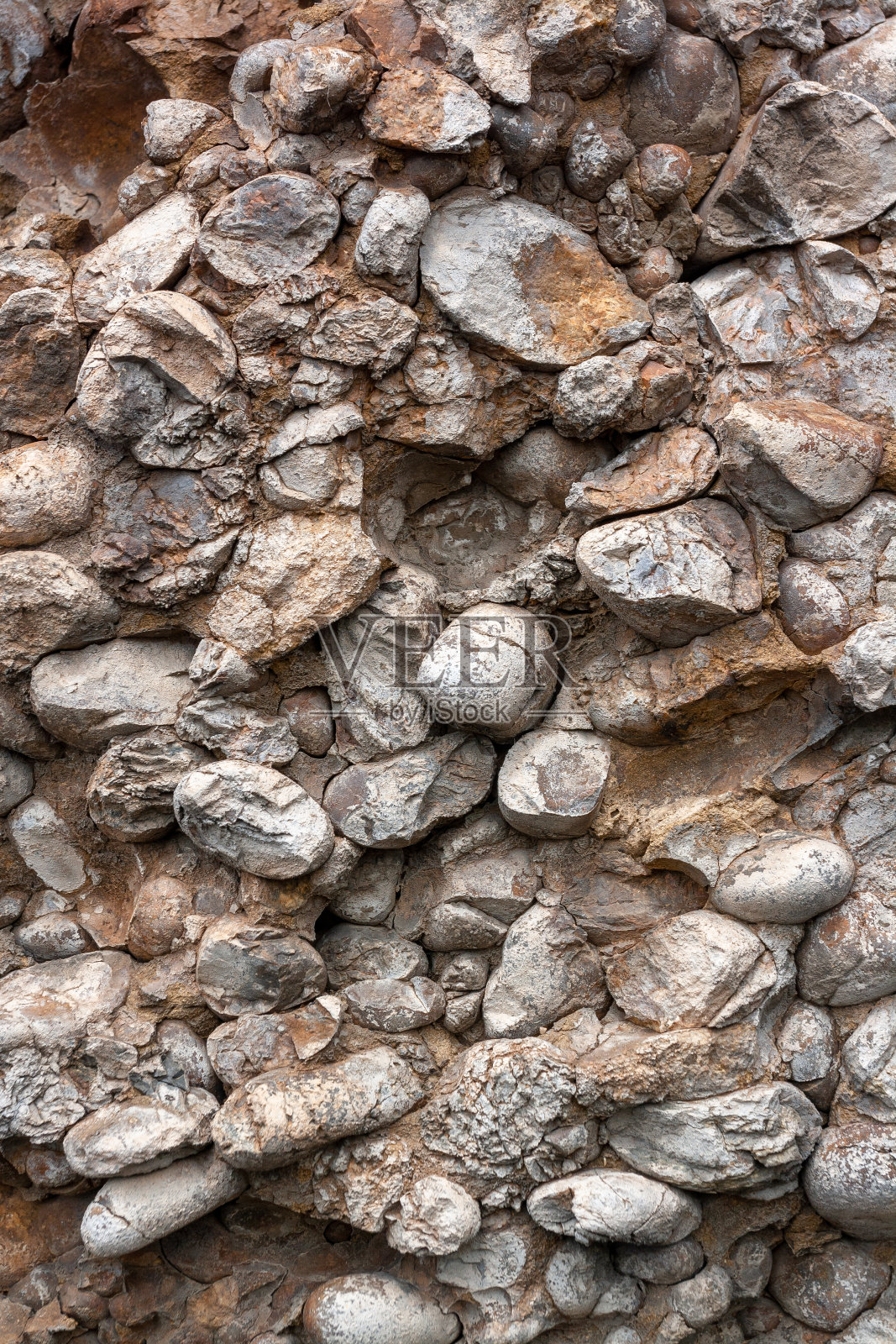 背景纹理来自岩石中的石头。垂直的。照片摄影图片