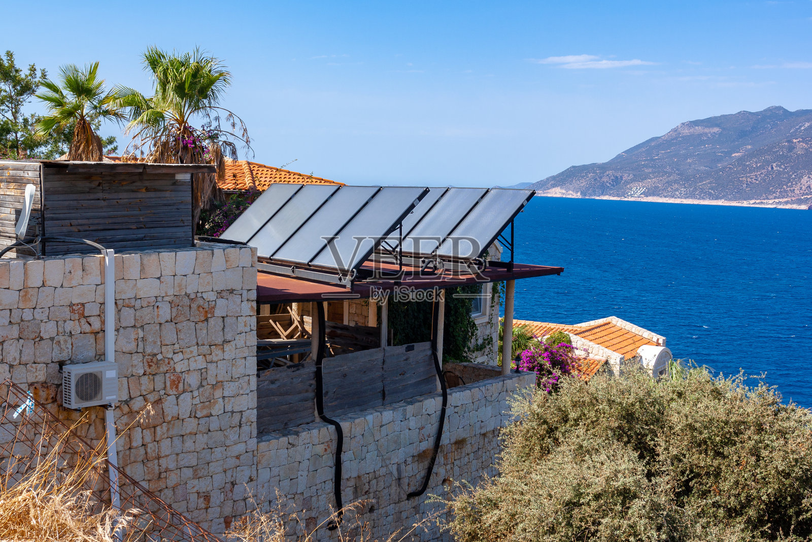 屋顶的太阳能电池板。利用太阳能发电。水平的照片。照片摄影图片