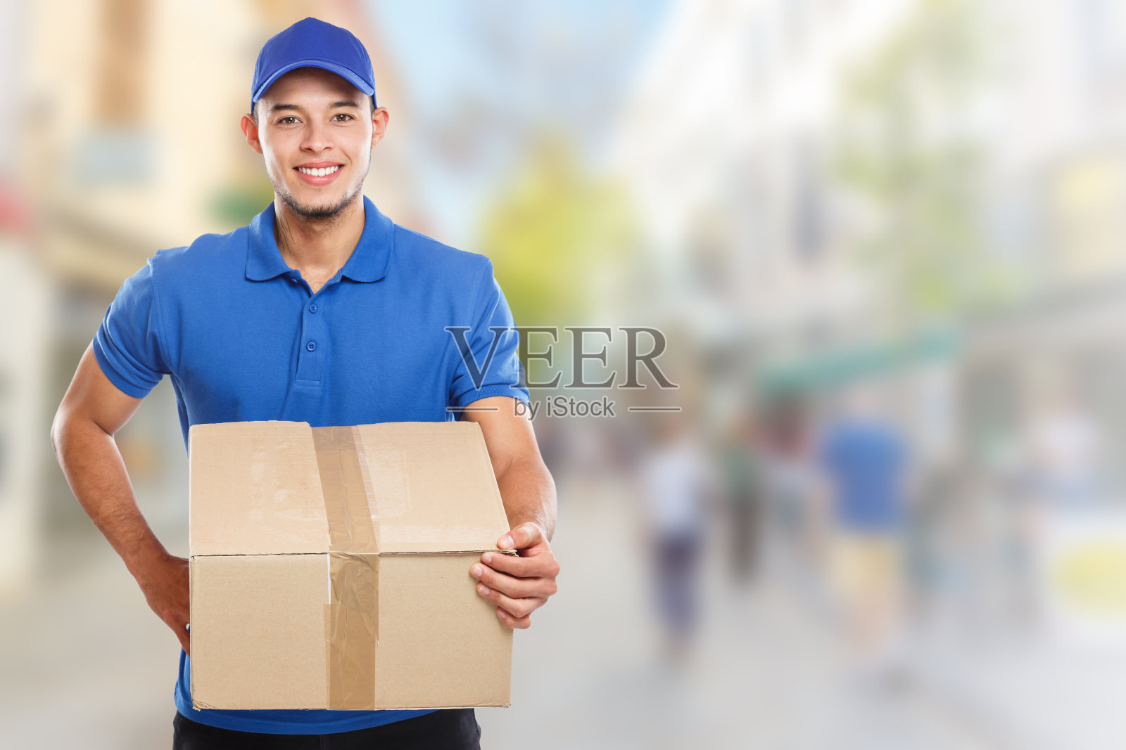 包裹递送服务箱包裹订单递送工作教育青年拉丁男子小镇copyspace复印空间照片摄影图片