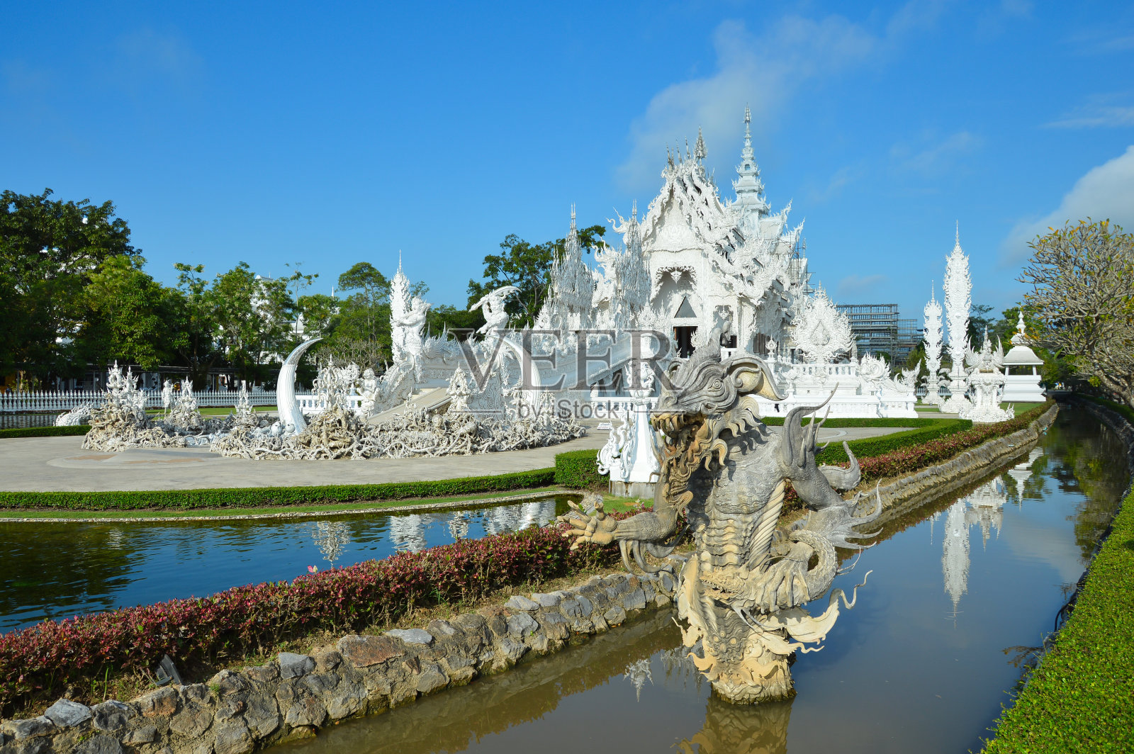 泰国清莱的白庙。龙的雕塑前景照片摄影图片