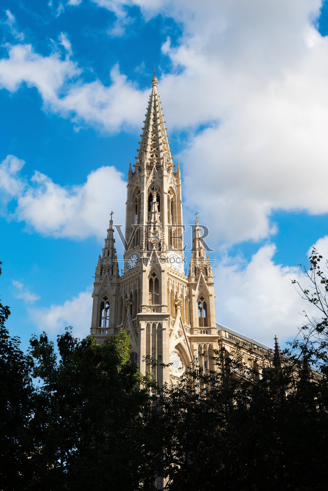 2022年11月1日，游客们坐在历史小镇圣塞巴斯蒂安好牧人大教堂的台阶上照片摄影图片