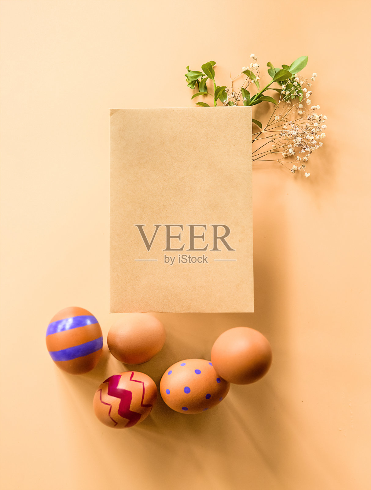 复活节彩蛋与绿色植物，复制空间的文本，宣传或信息。复活节问候或销售概念照片摄影图片