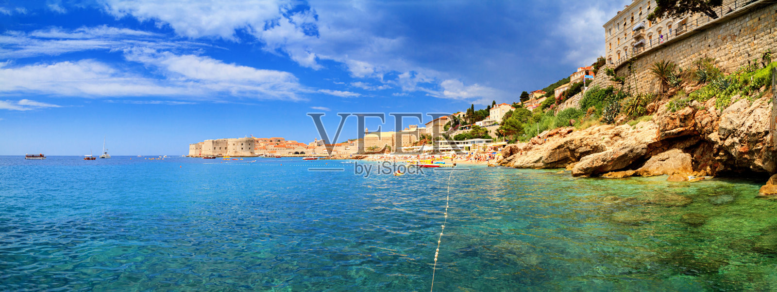 夏季海滨景观，全景——城市海滩的背景杜布罗夫尼克老城照片摄影图片