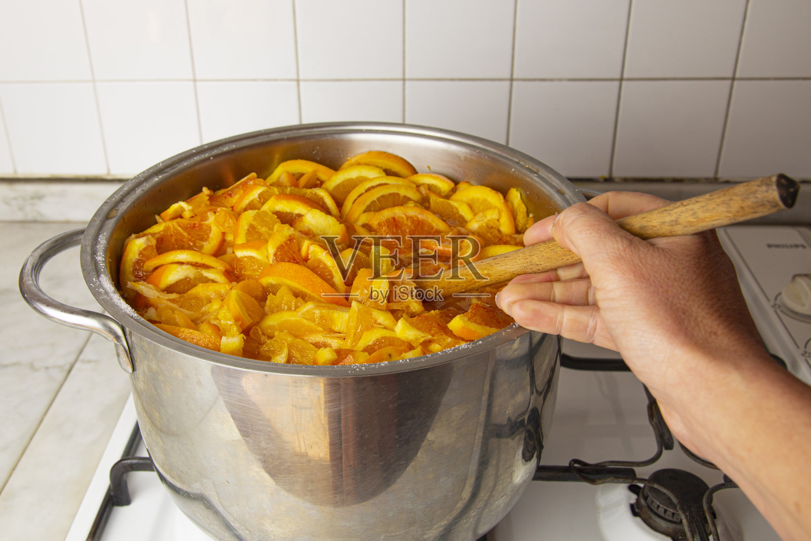 在家做橙酱照片摄影图片