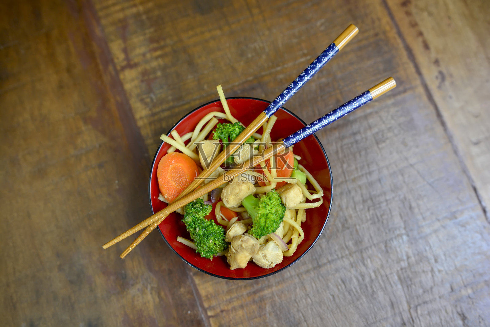 面条碗，蔬菜和中国筷子。亚洲食物吃照片摄影图片