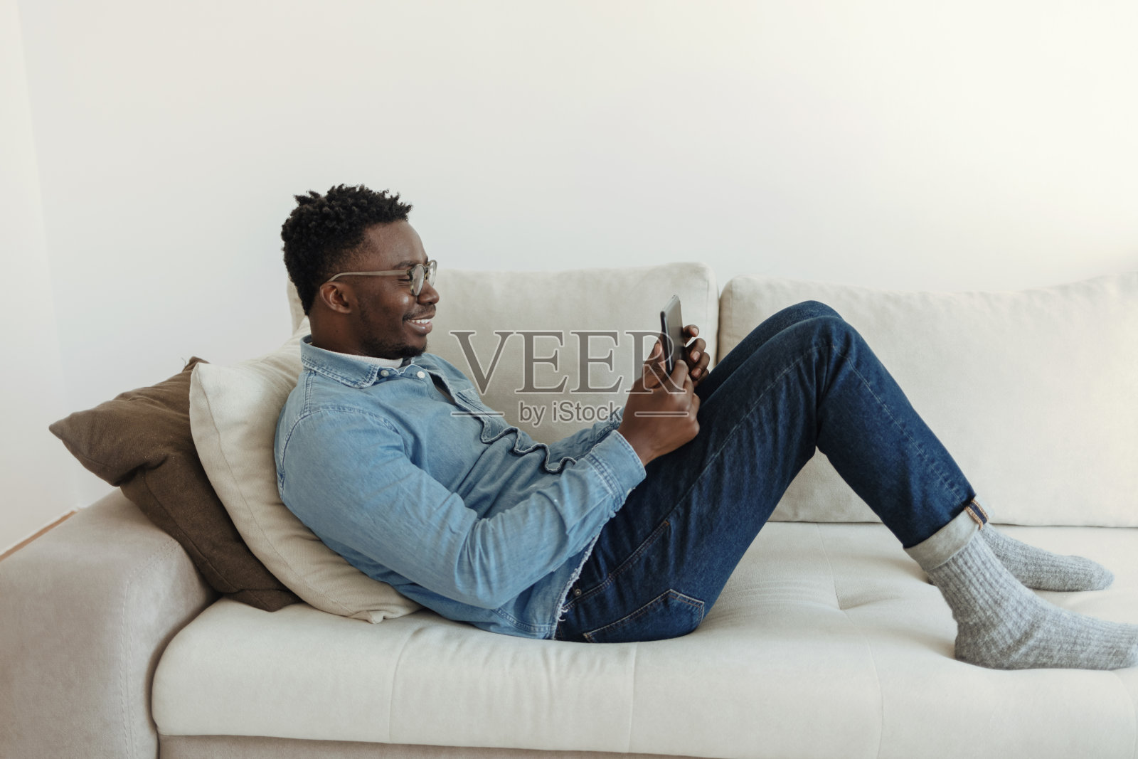 使用移动设备。照片摄影图片