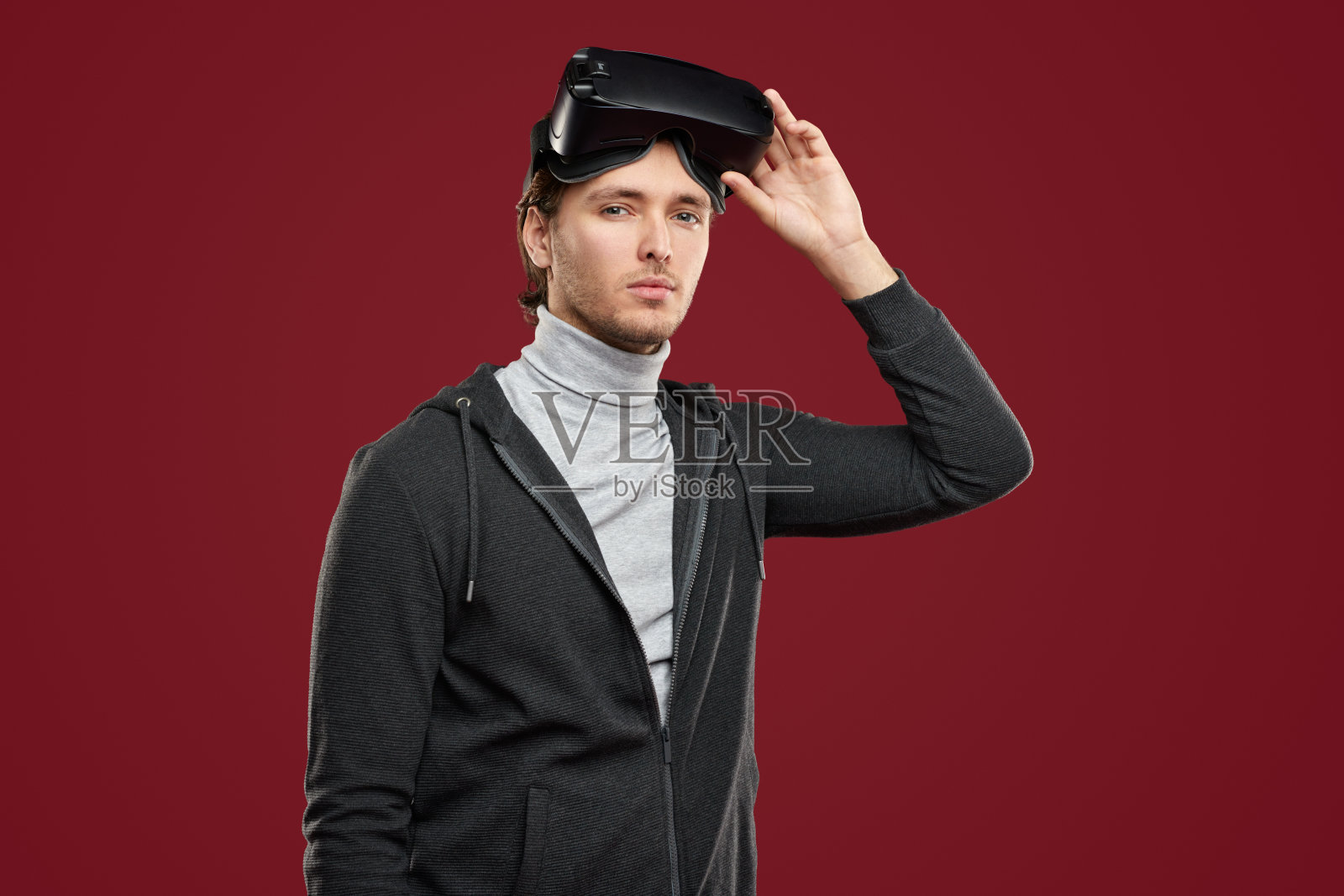 玩家在工作室里戴着VR眼镜照片摄影图片