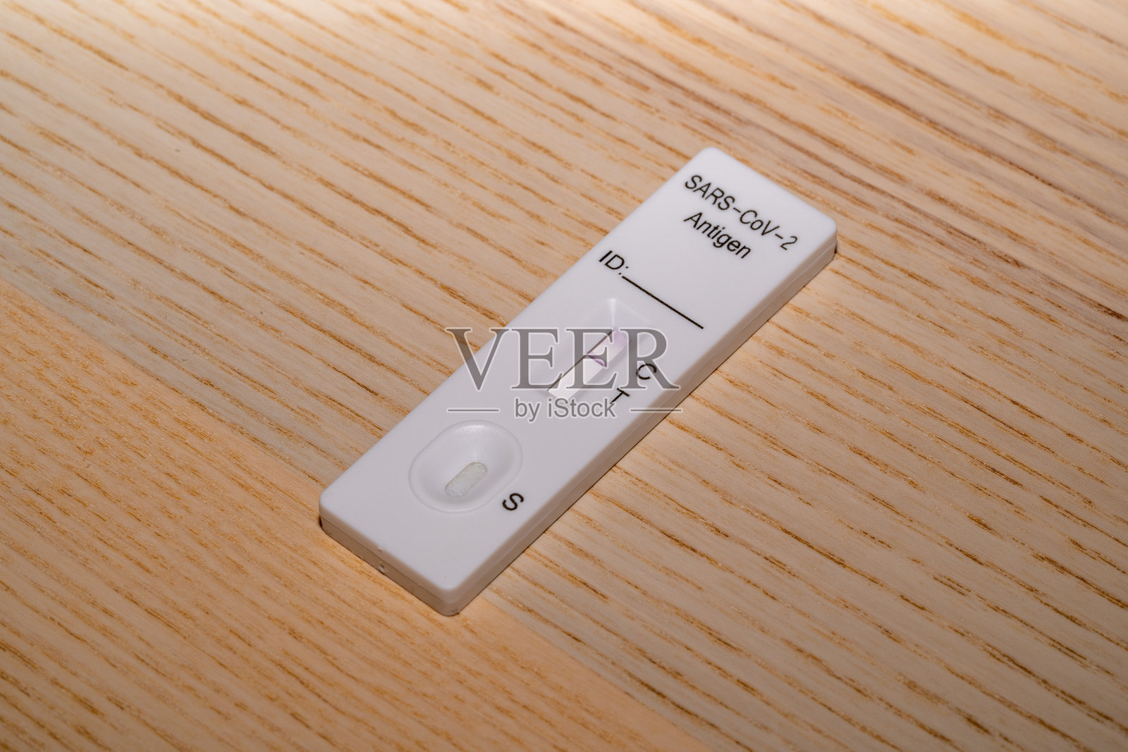 用手唾液和液体缓冲液观察Covid-19检测试剂盒的选择性聚焦。照片摄影图片