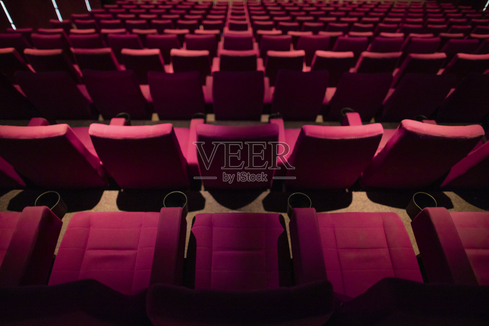 空荡荡的电影院，红色的座位。电影院。照片摄影图片