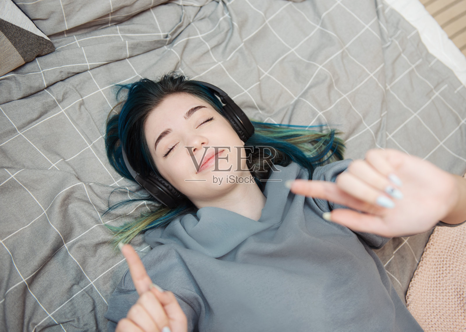 少女听音乐照片摄影图片