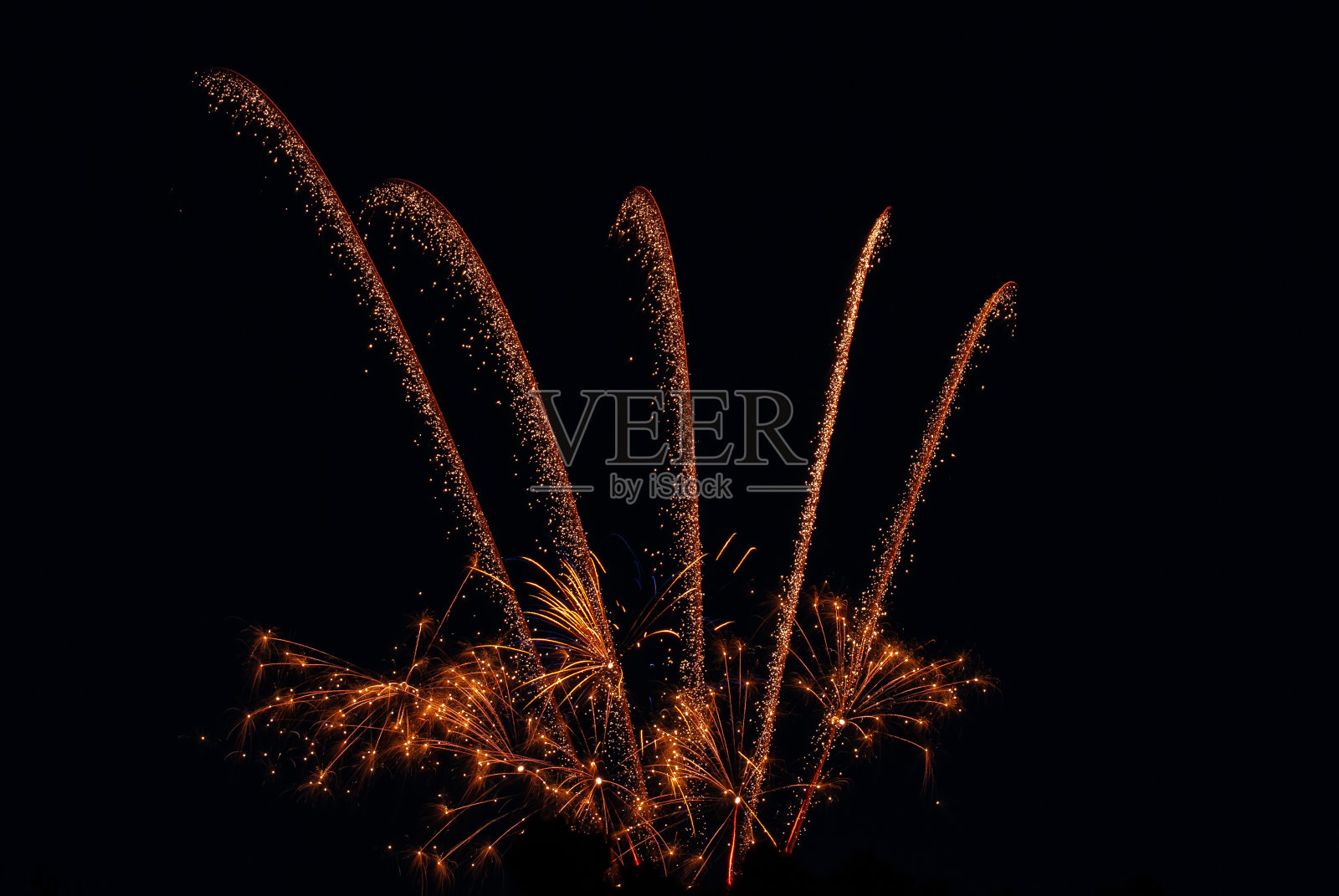 深黑色背景天空中的真实烟花照片摄影图片