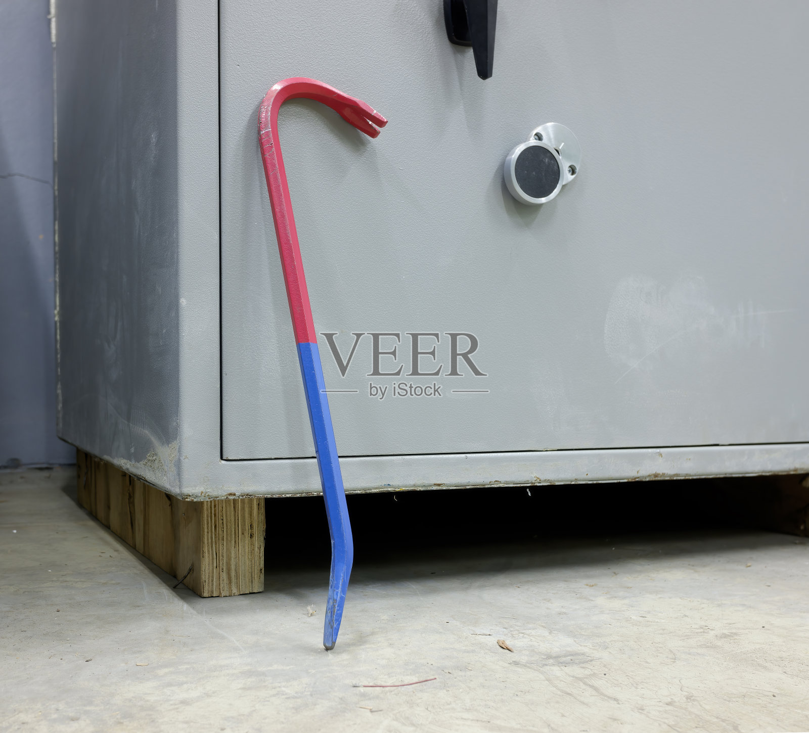 保险柜旁边的撬棍。开保险柜盗窃贵重物品的概念照片摄影图片