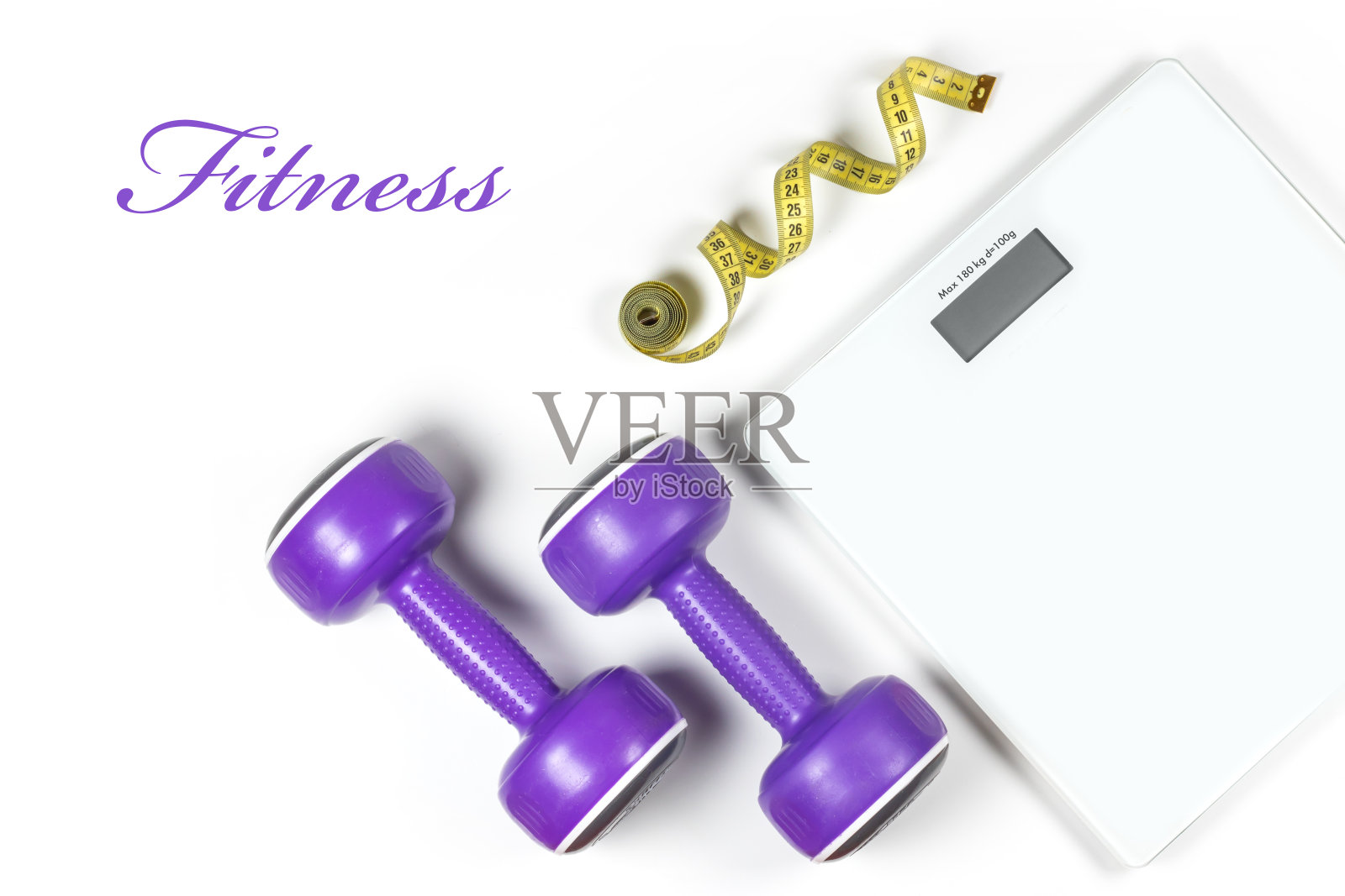 白色背景上的哑铃、卷尺和天平照片摄影图片