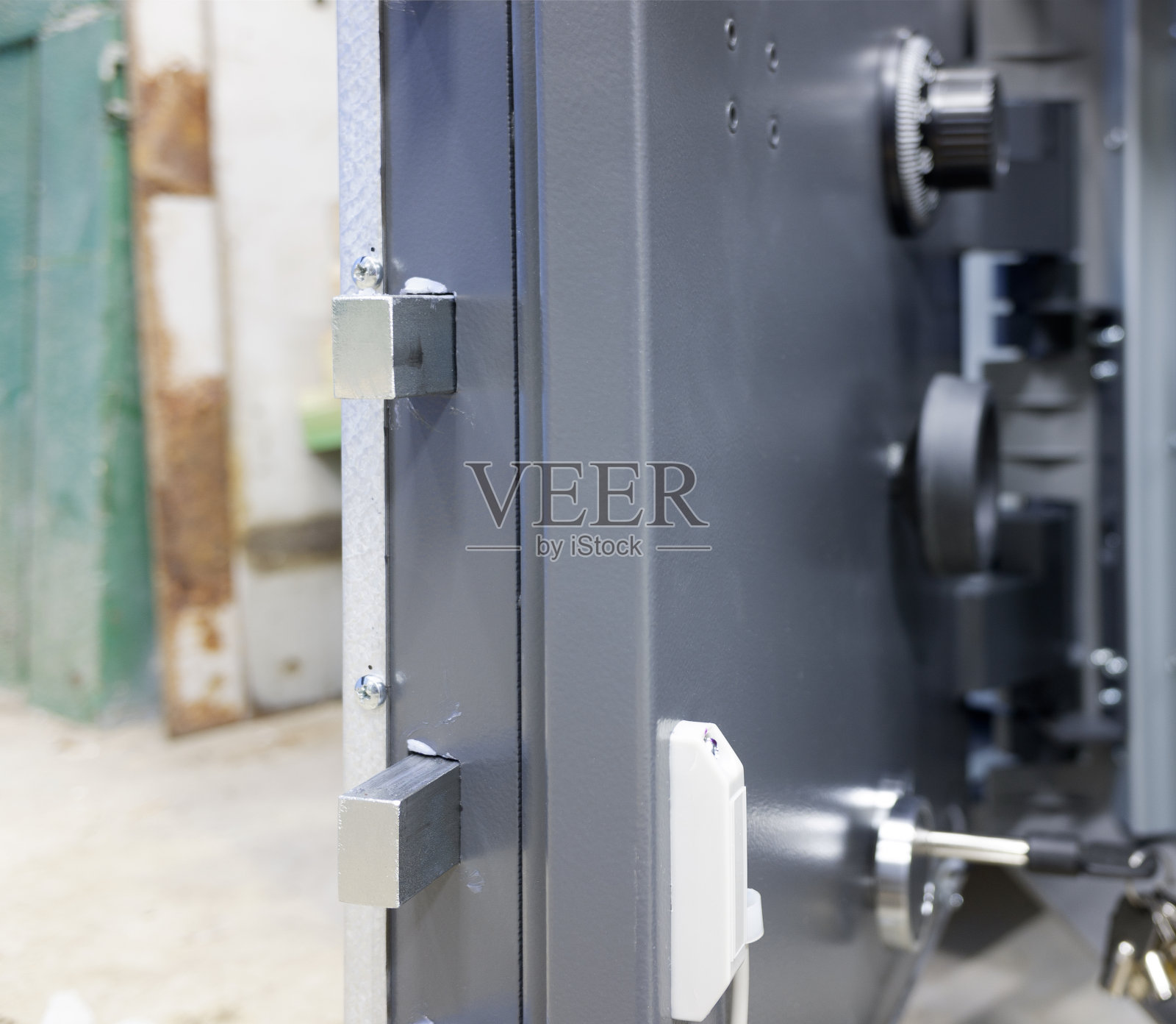 打开的安全门上的加长横木。照片摄影图片