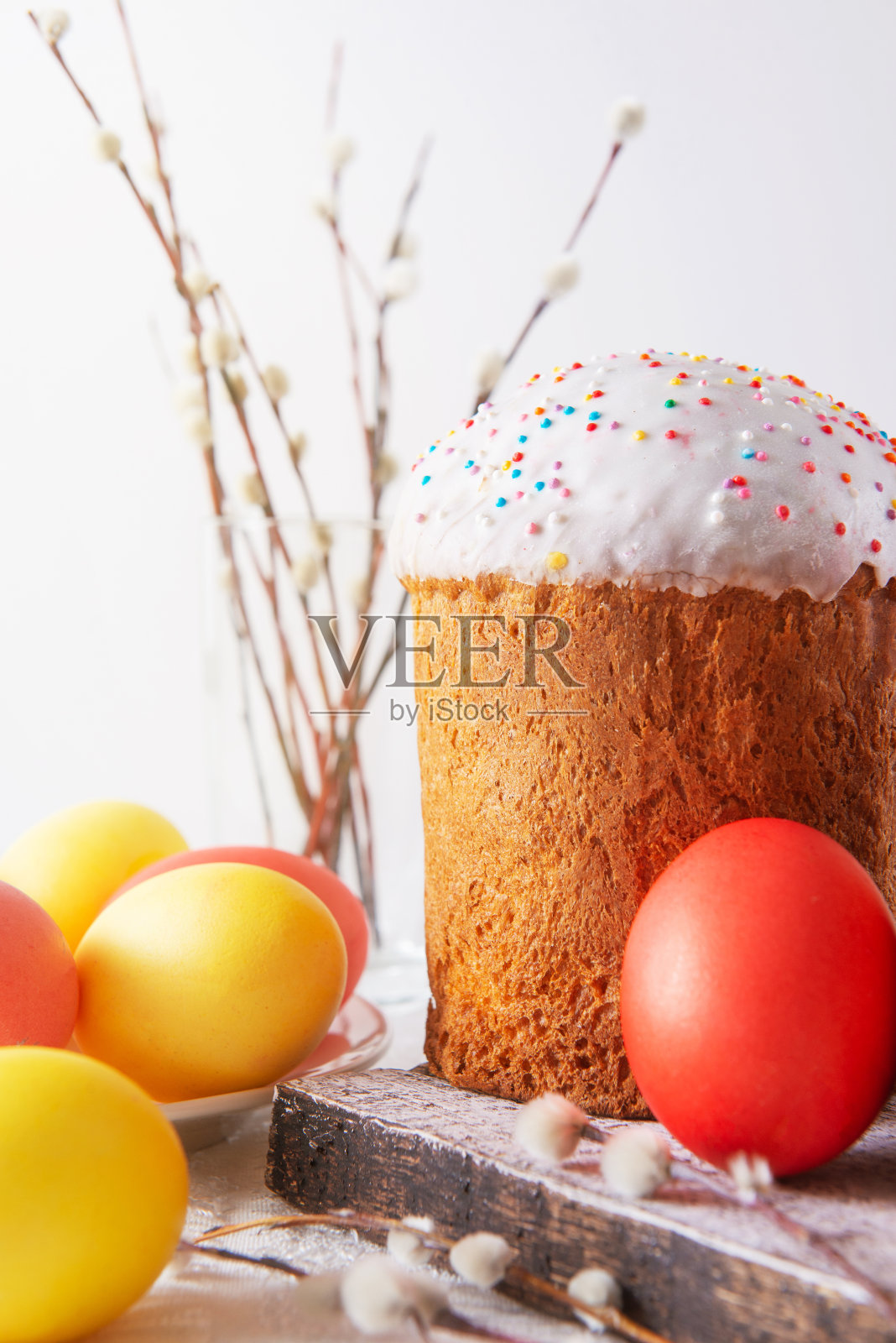 复活节蛋糕有黄红色的鸡蛋和柳枝边看起来很轻垂直照片摄影图片