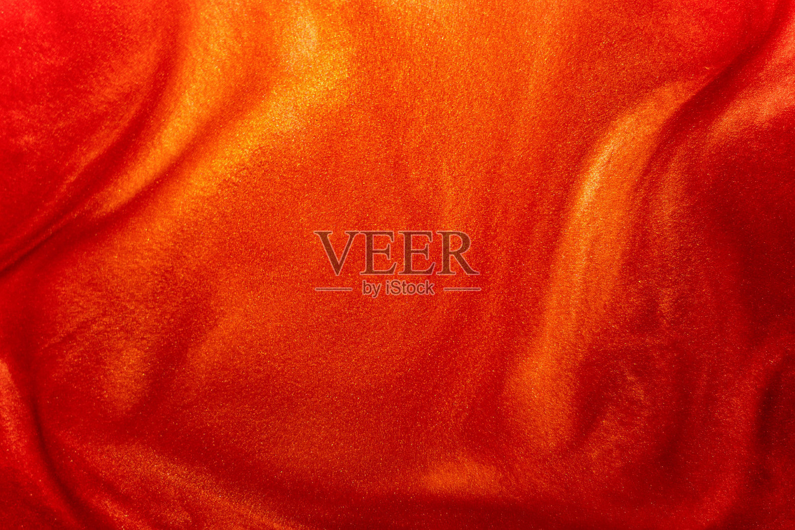 散焦。闪亮的红色颗粒在水中运动。鲜艳的红色的抽象背景。微光在水下移动。节日的闪亮的微光。照片摄影图片