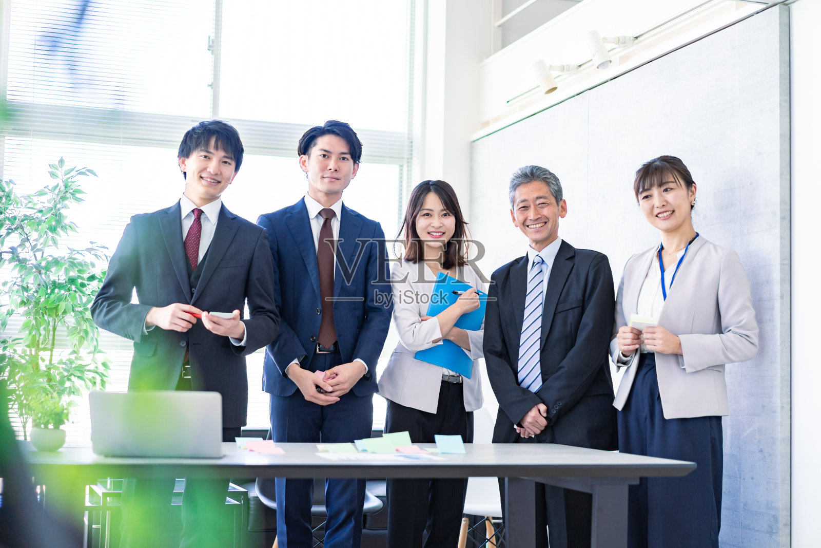 商务人士在办公室里讨论照片摄影图片