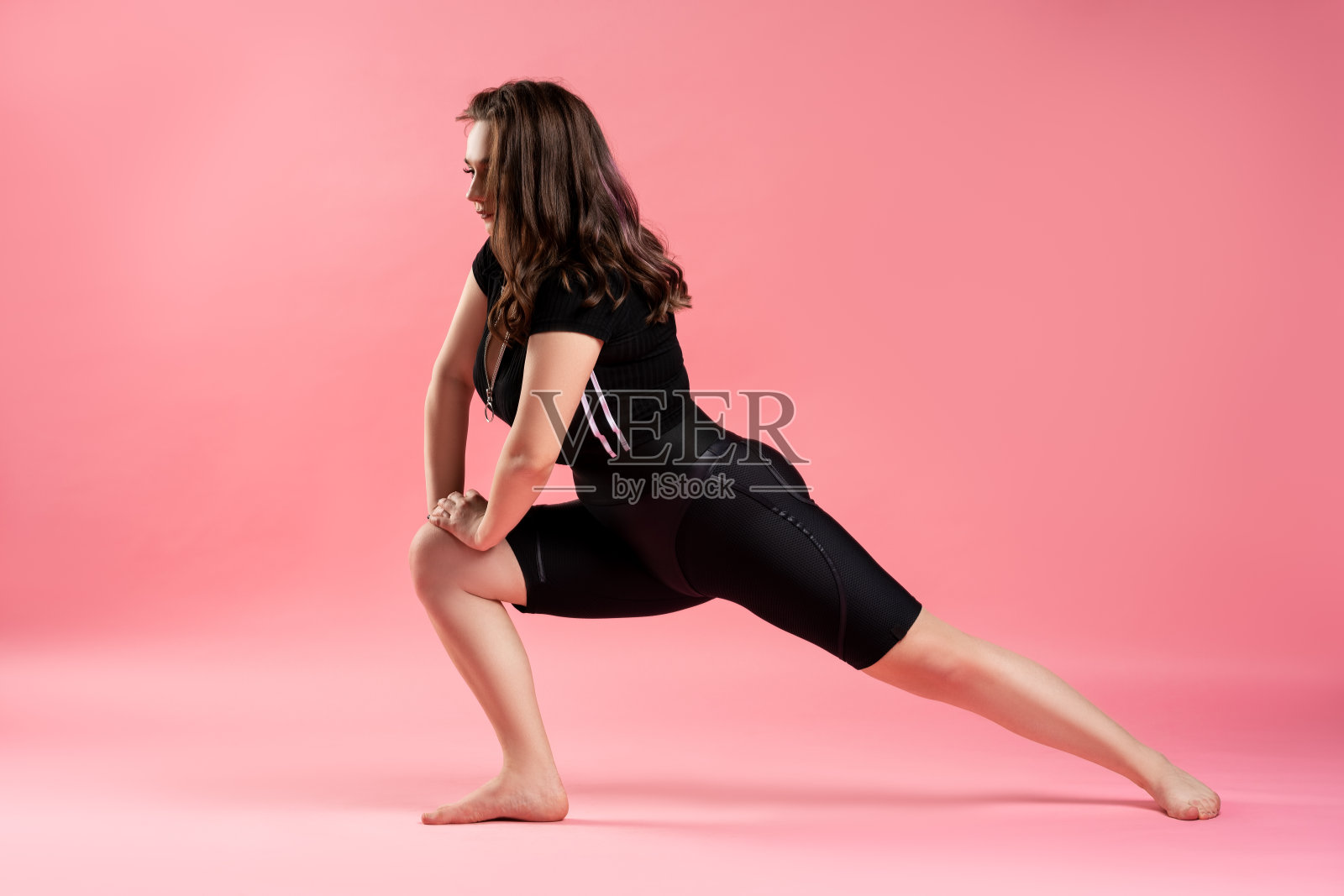 穿着健身服装伸展身体的女人照片摄影图片