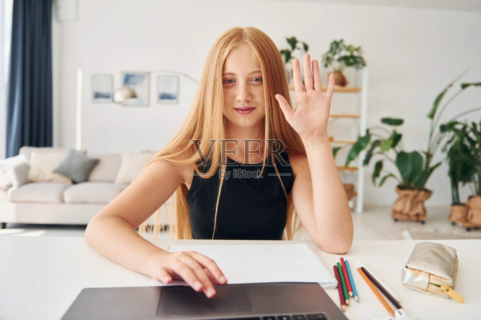 在线教育金发少女白天在家照片摄影图片