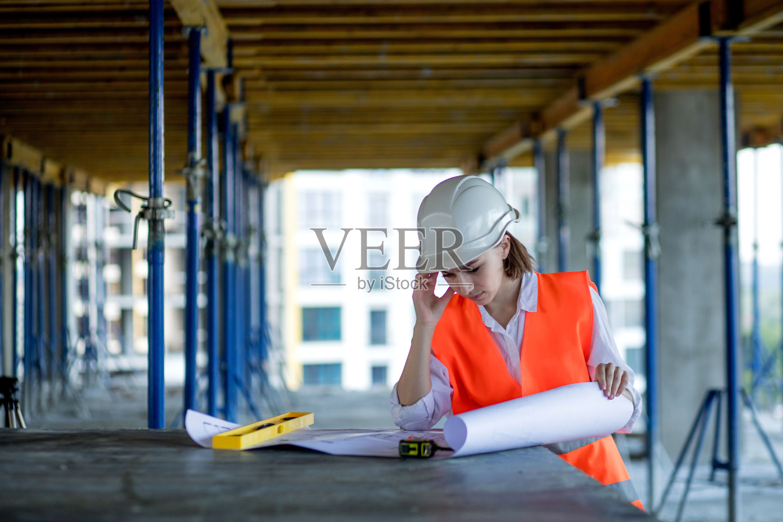 正在施工的建筑师或工程师，浏览建筑工程室内施工现场和图纸照片摄影图片