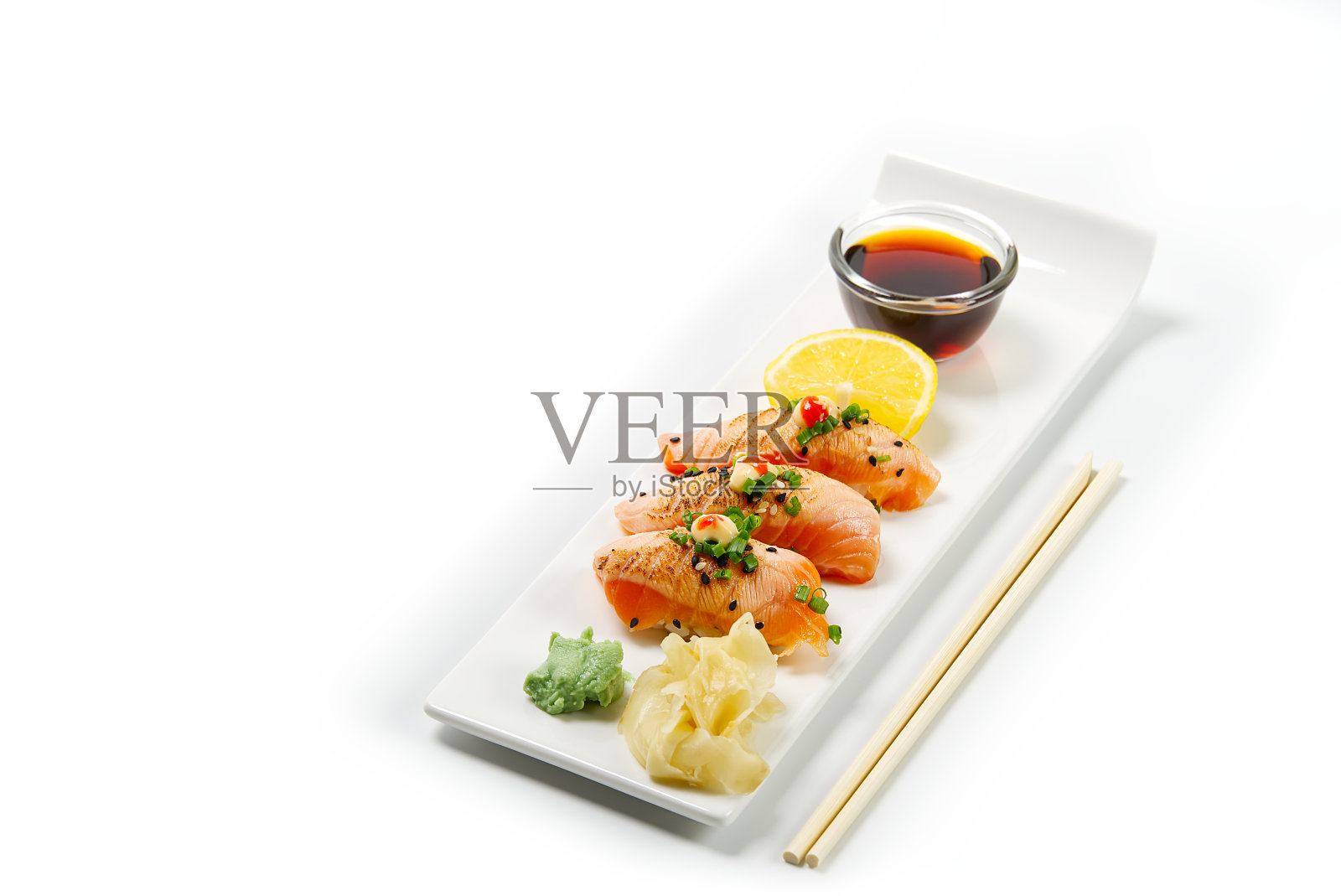 白色背景上的各种寿司卷。文本的复制空间。前视图。日本料理餐厅寿司卷盘照片摄影图片