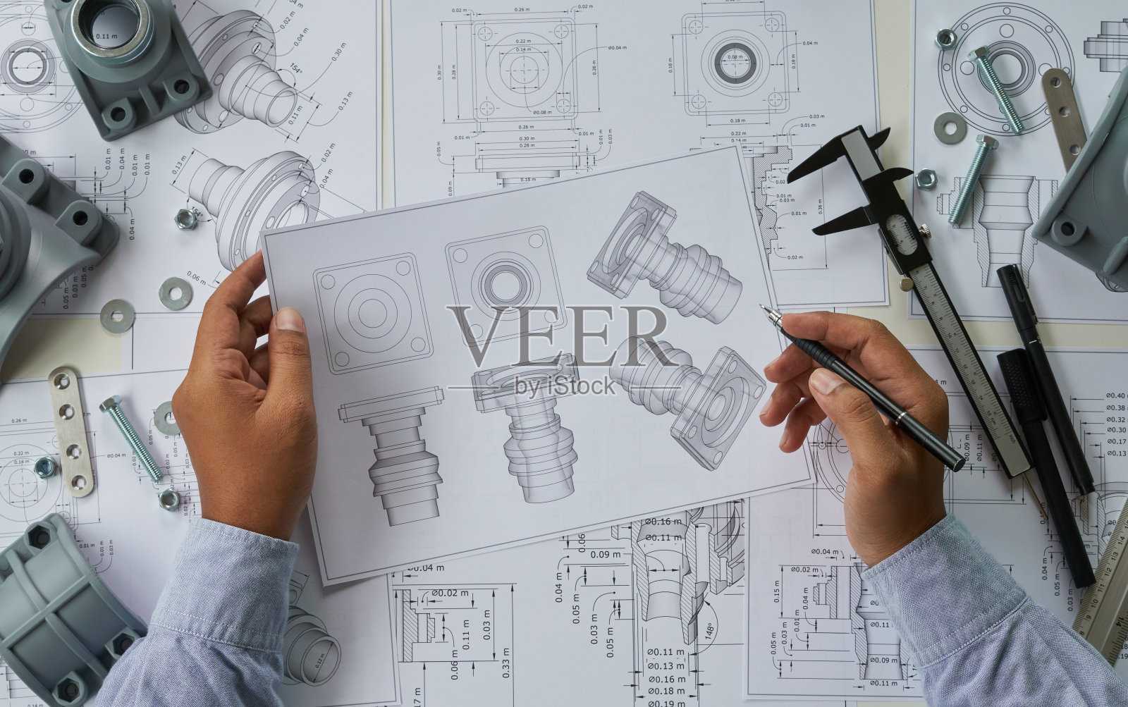 工程师设计机械零件图纸照片摄影图片