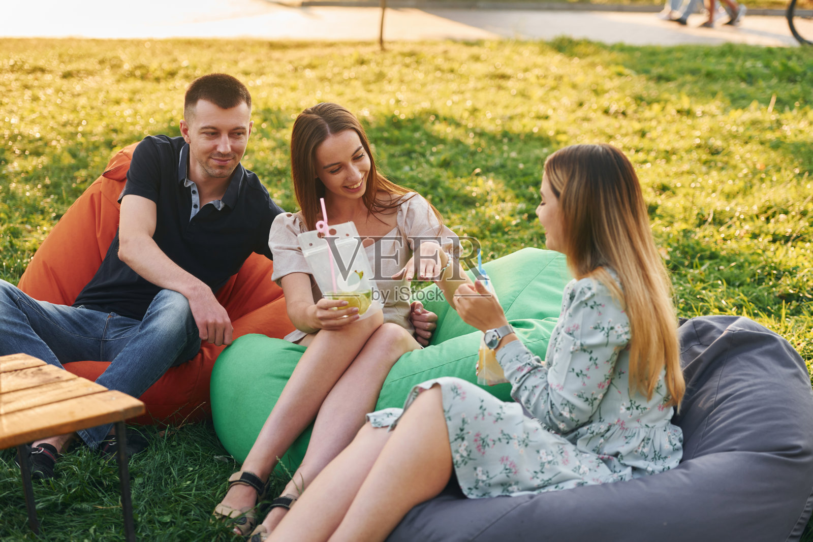 在休闲服装。一群年轻人在夏天的白天在公园里聚会照片摄影图片