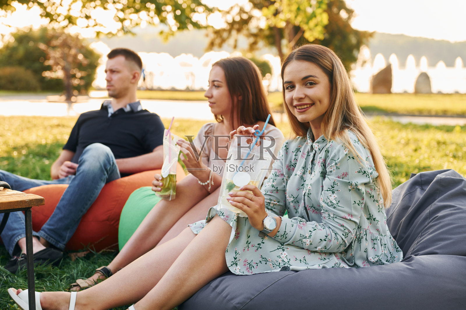 美丽的阳光。一群年轻人在夏天的白天在公园里聚会照片摄影图片