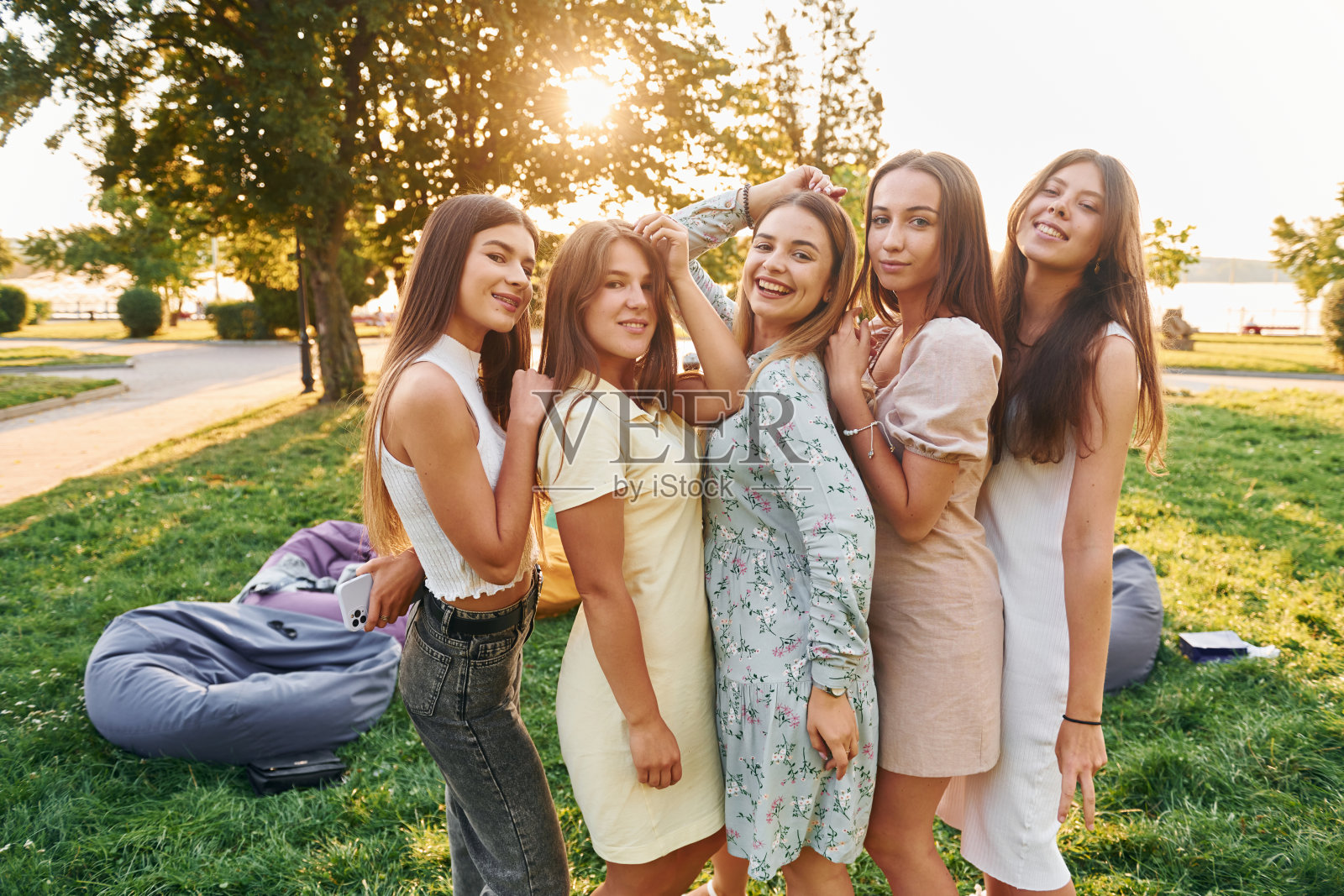 女人的聚会。夏天的白天，一群年轻人在公园里玩得很开心照片摄影图片