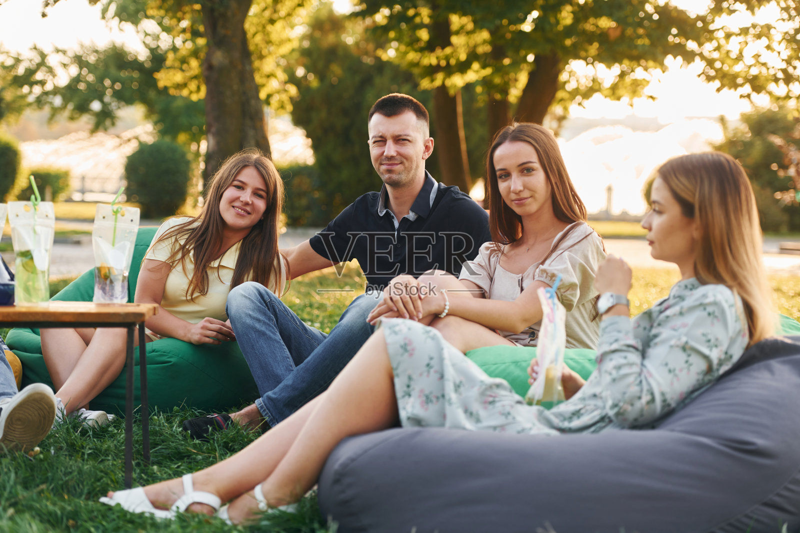 在休闲服装。一群年轻人在夏天的白天在公园里聚会照片摄影图片