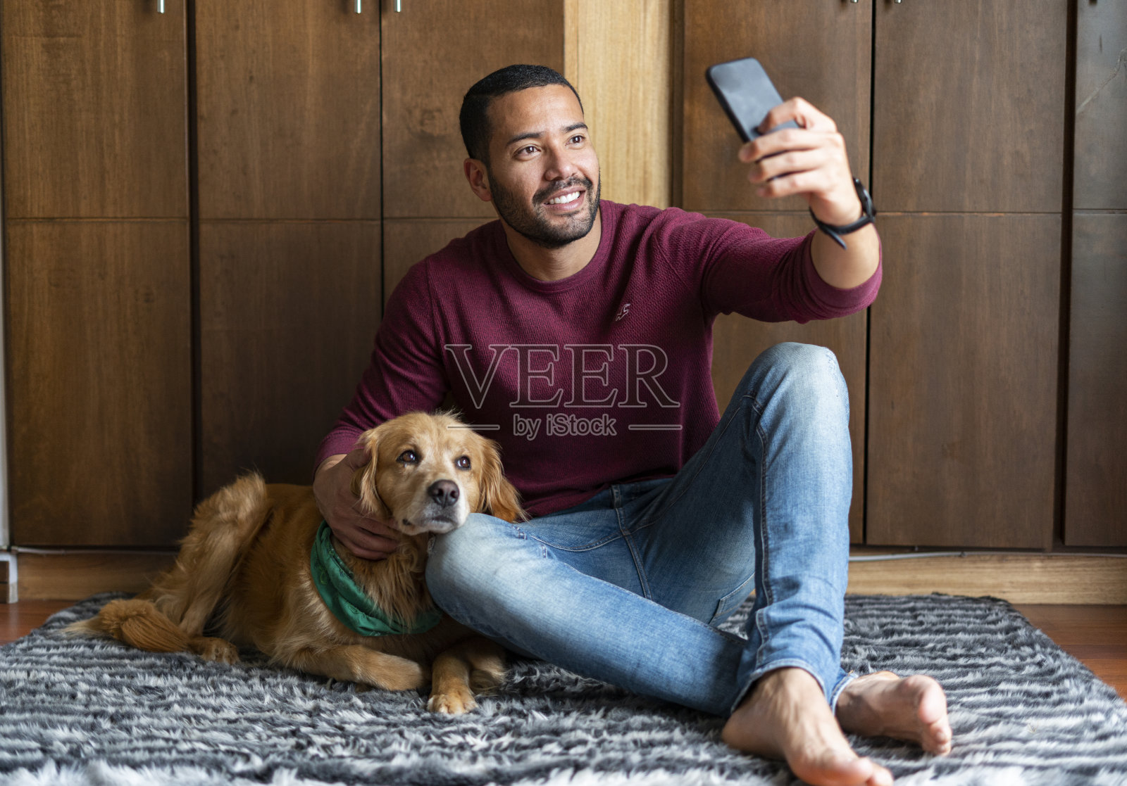 和他的宠物共度一天。照片摄影图片