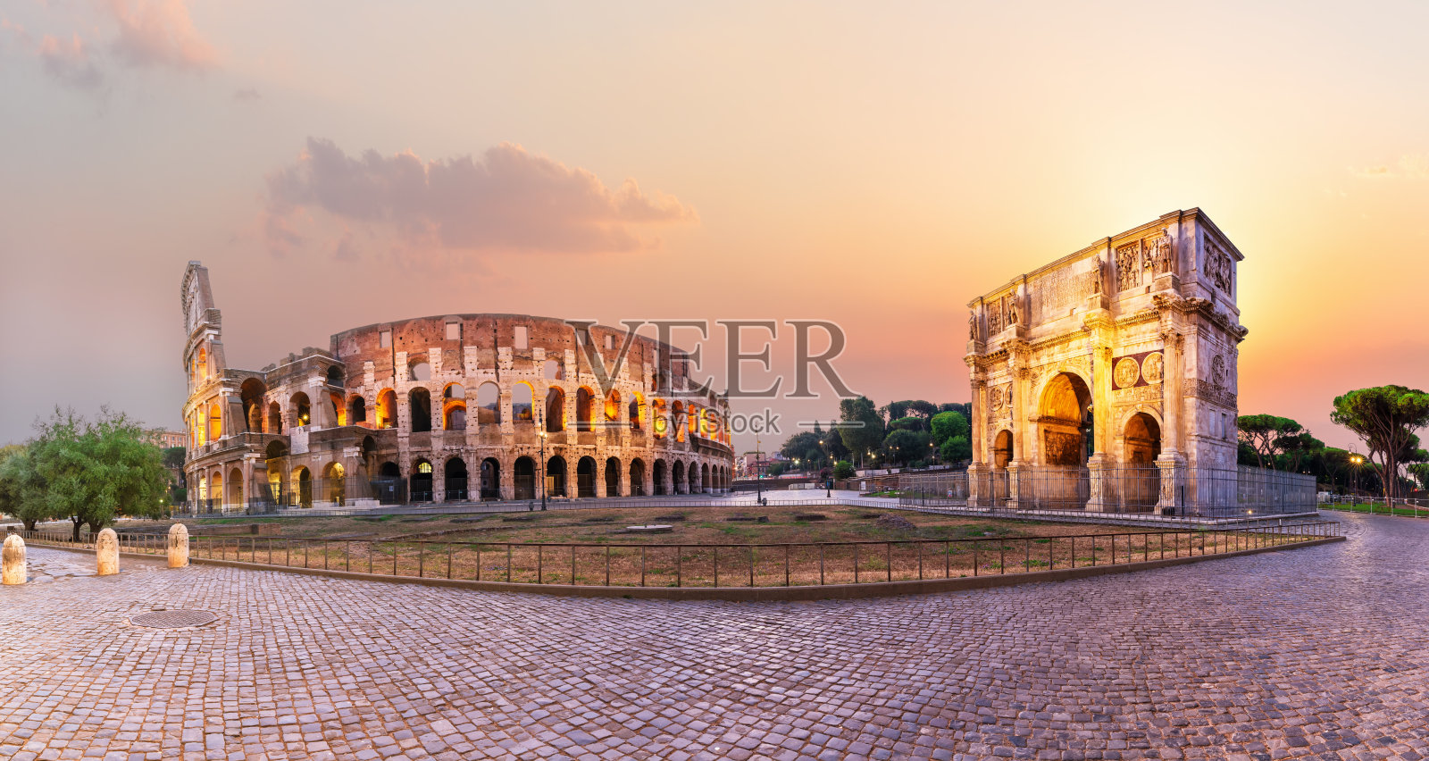 日落时分，罗马，君士坦丁拱门和竞技场之间的小路。意大利照片摄影图片