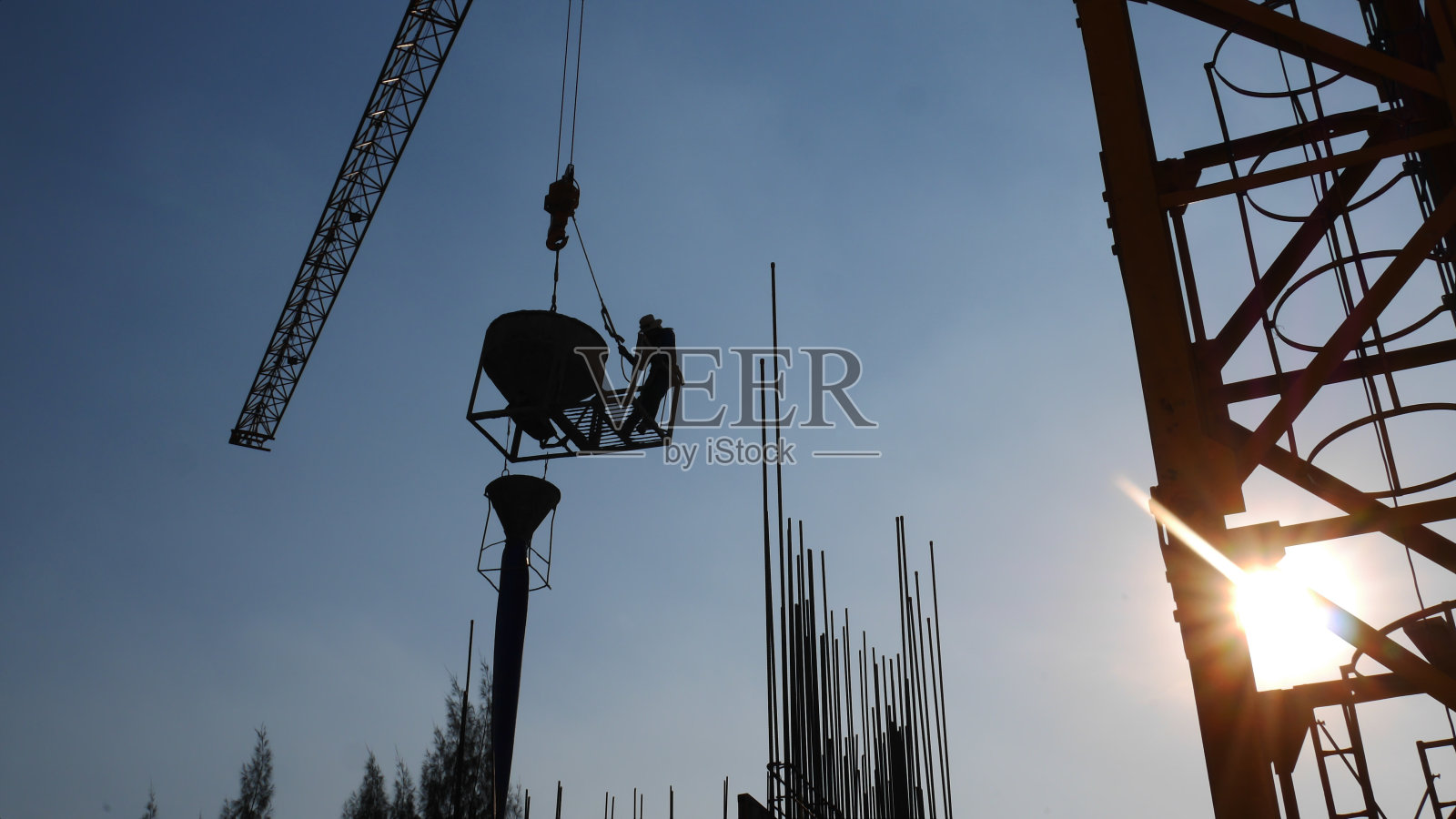 在建筑工地工作的工人。工人们浇上了加固的水泥照片摄影图片