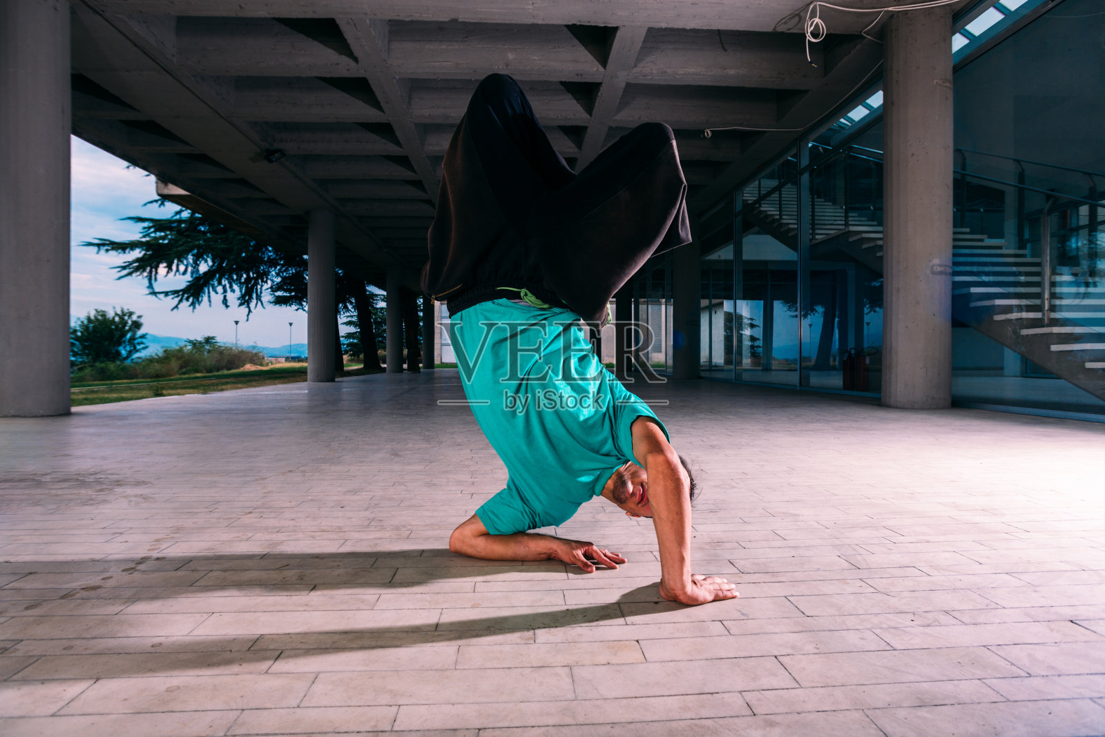 跑酷男子在城市训练照片摄影图片