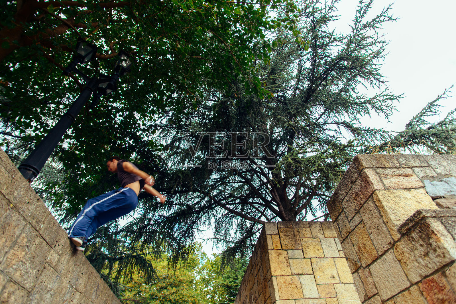 运动男子在大自然中训练跳墙照片摄影图片