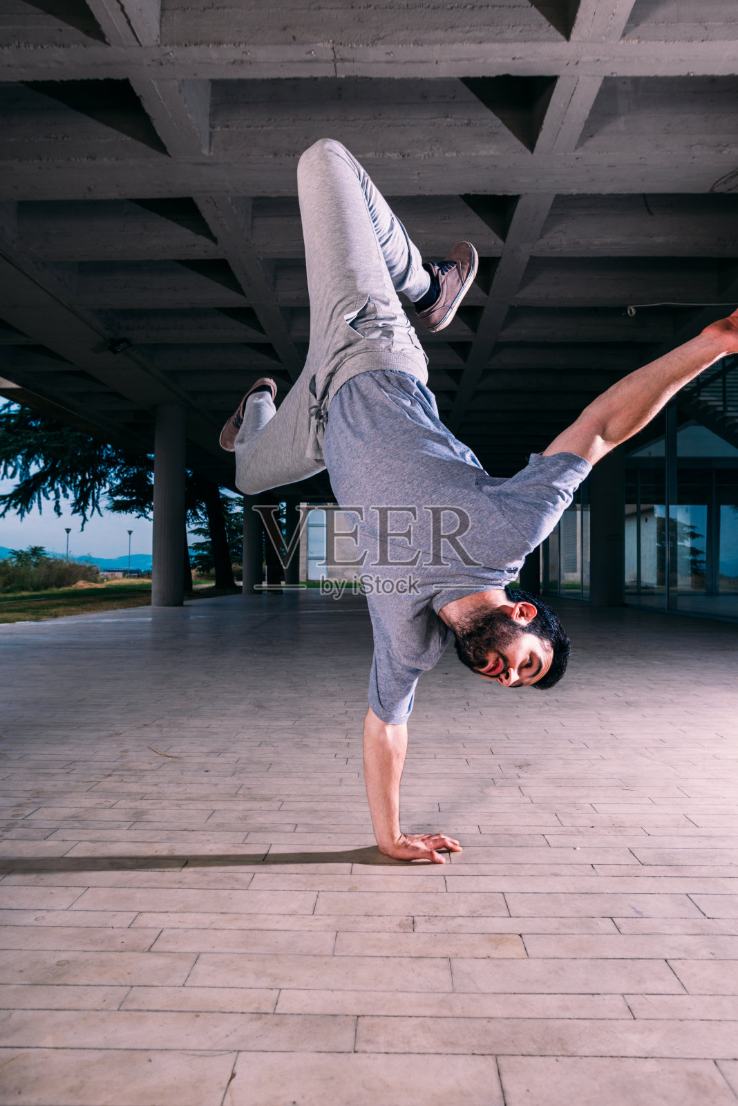 杂技演员练习倒立照片摄影图片