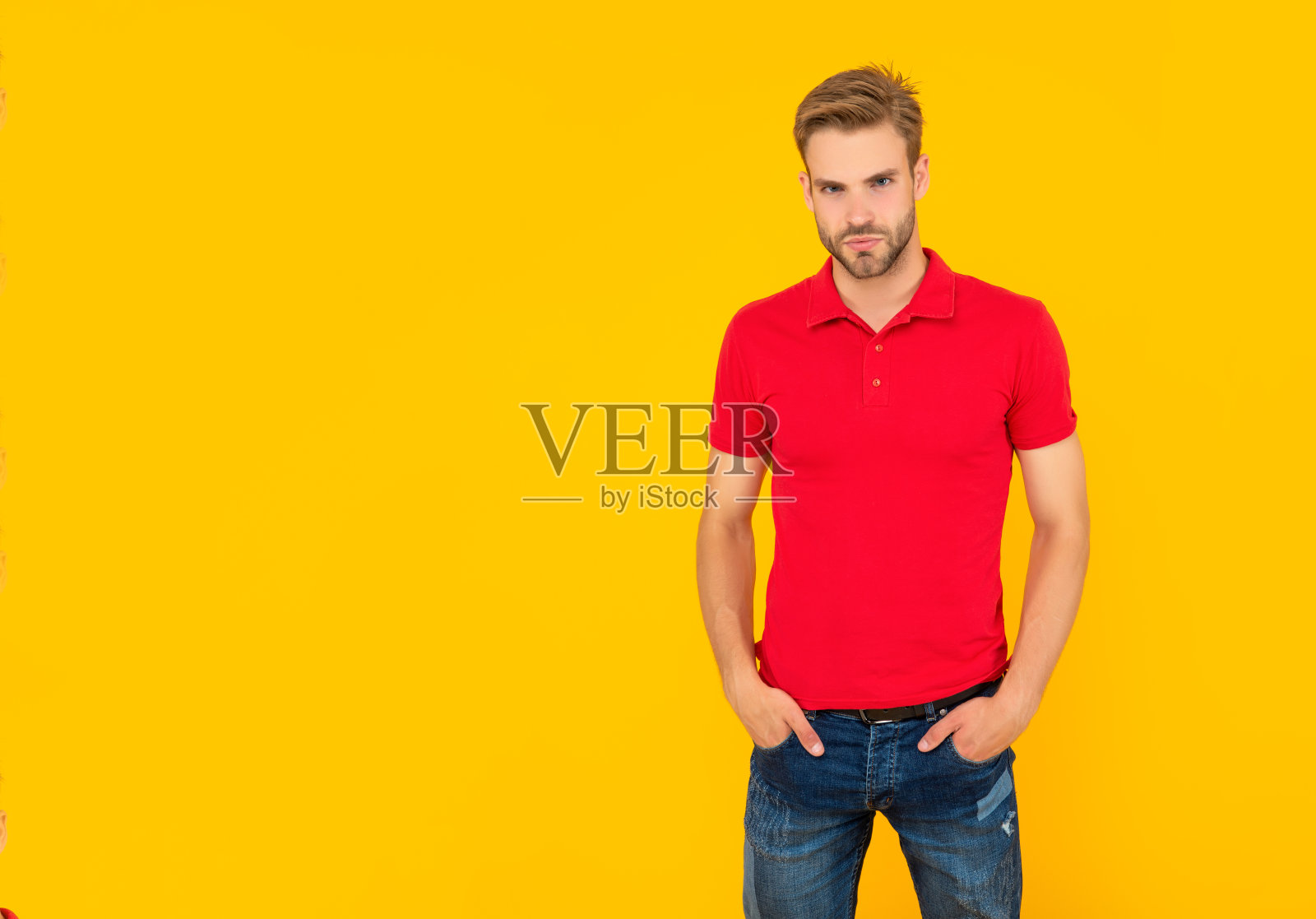 穿着黄色背景的红衬衫，随意的小胡子青年，男人的美照片摄影图片