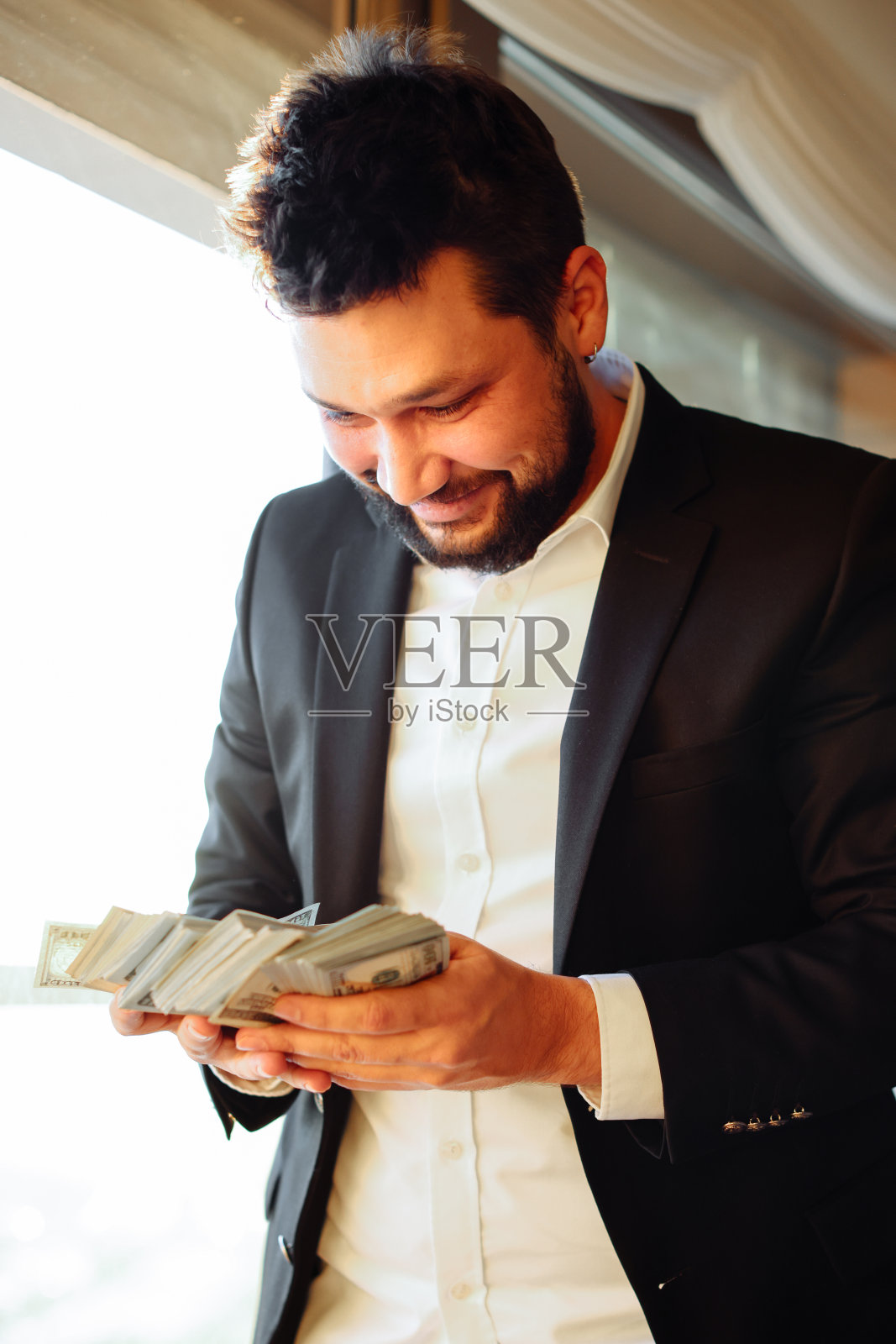 商人拿着美元钞票照片摄影图片