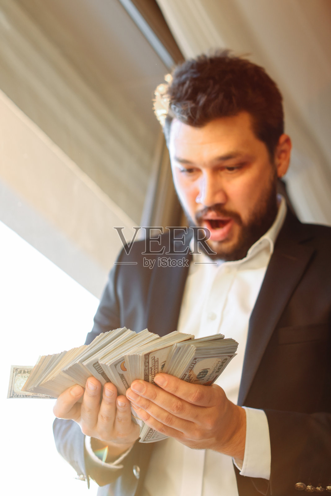 商人拿着美元钞票照片摄影图片