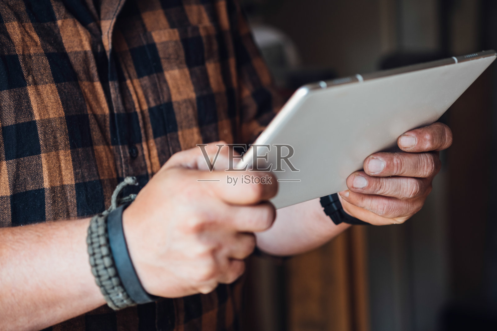 近距离照片的工程师手握数码平板电脑照片摄影图片