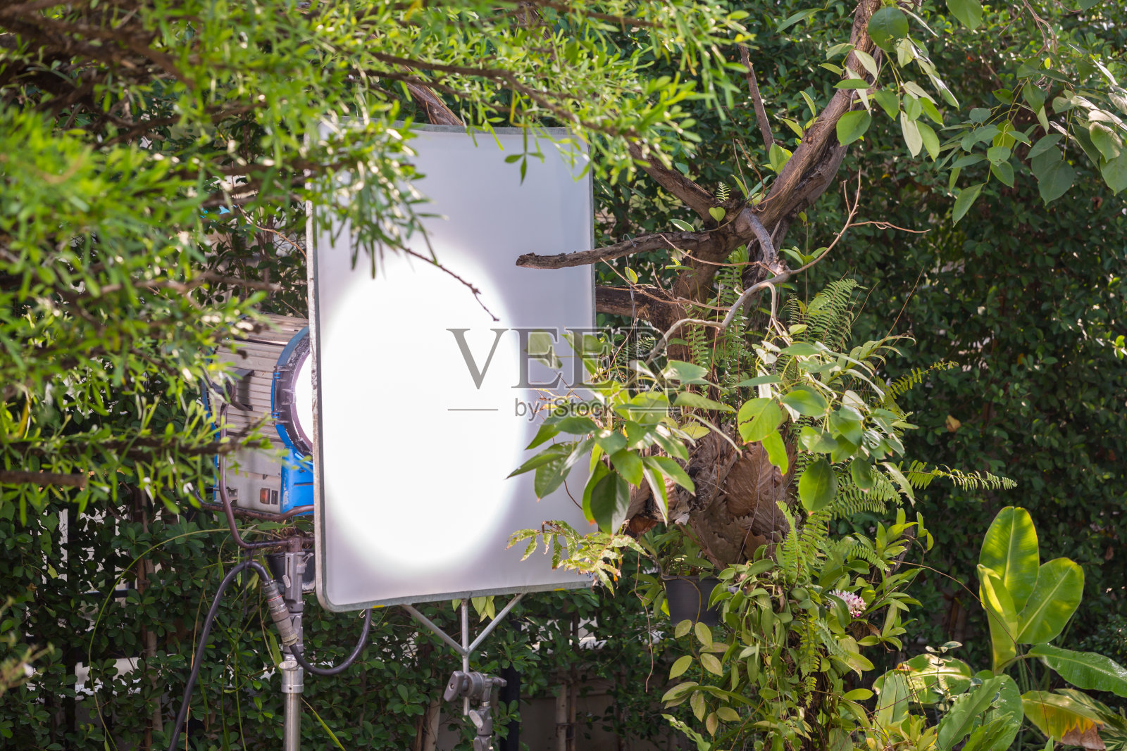 拍摄的过程。聚光灯照亮。电影场景，户外有很多灯。电影灯光户外照片摄影图片