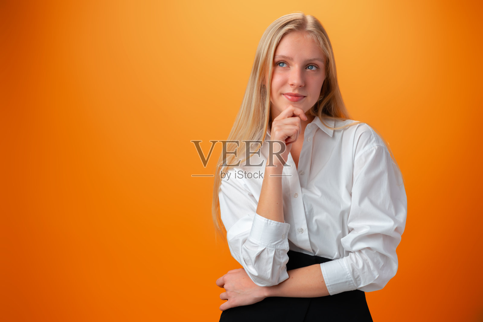 可爱体贴的少女肖像在橙色背景下照片摄影图片