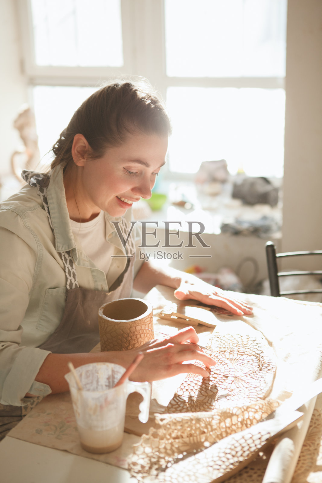女人喜欢在艺术工作室学习陶艺照片摄影图片