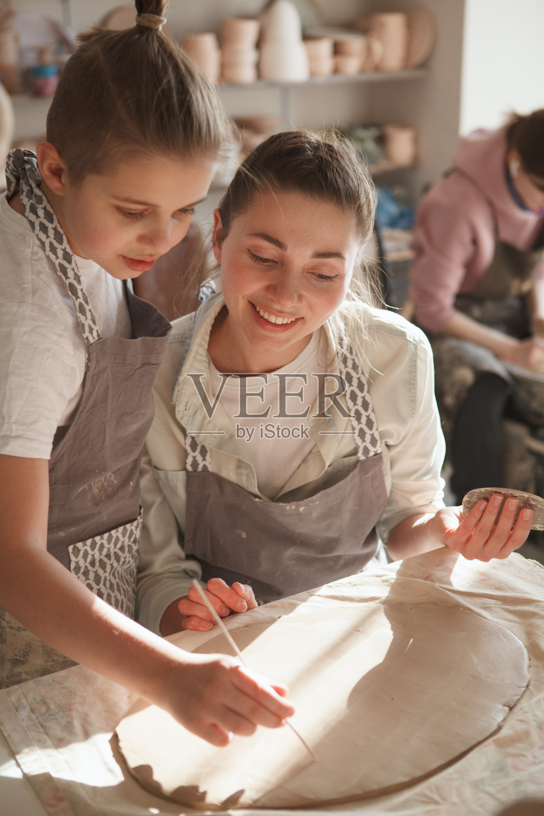 母子俩喜欢一起做陶器照片摄影图片