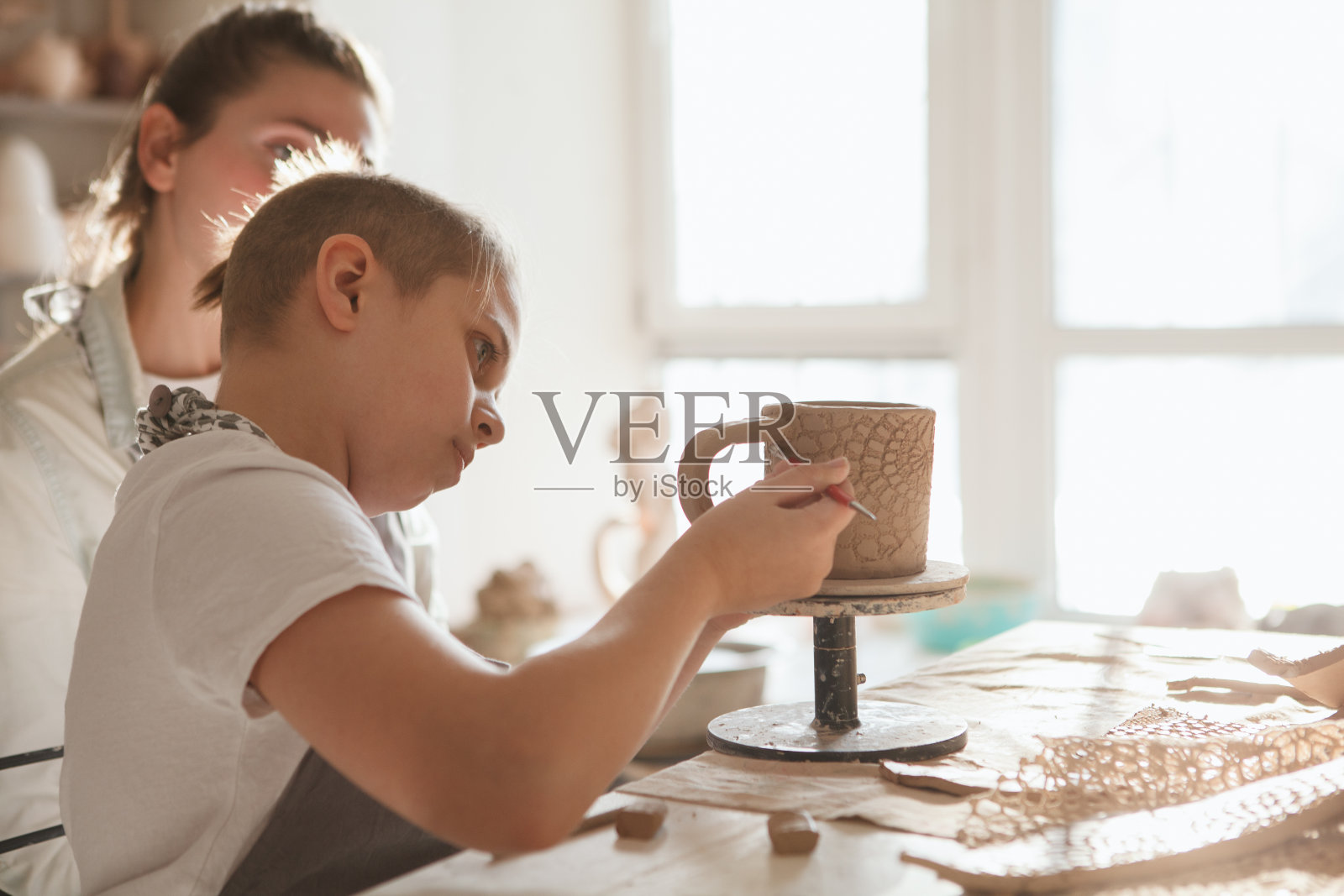 母子俩喜欢一起做陶器照片摄影图片