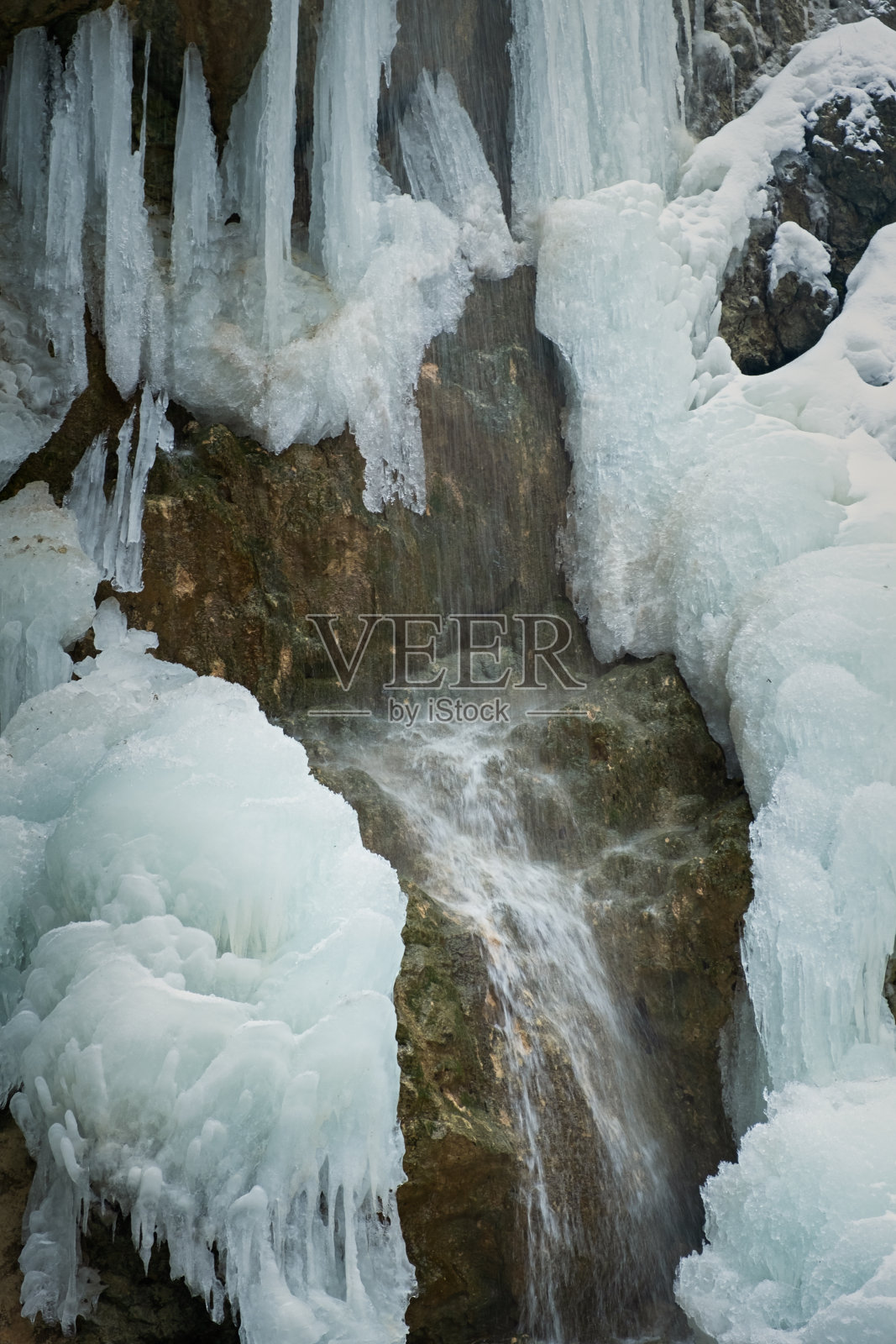 瀑布冷冻冰柱。照片摄影图片