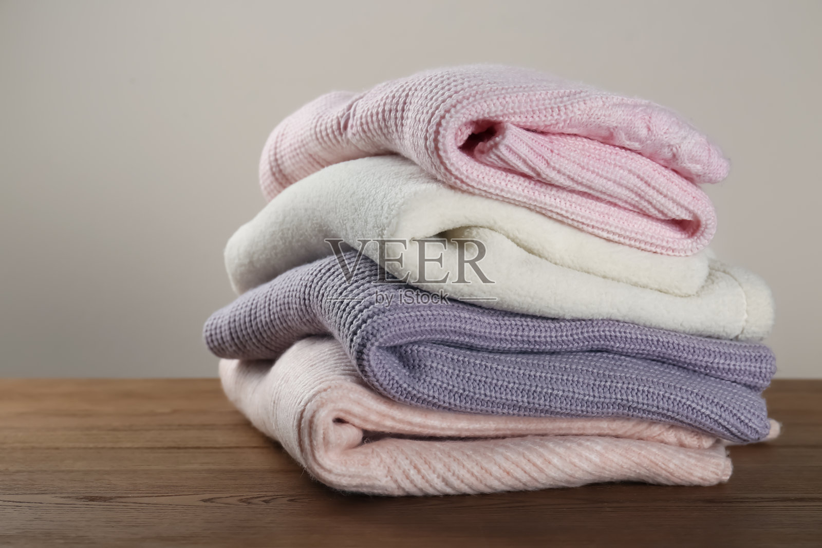 木桌上一堆针织毛衣照片摄影图片