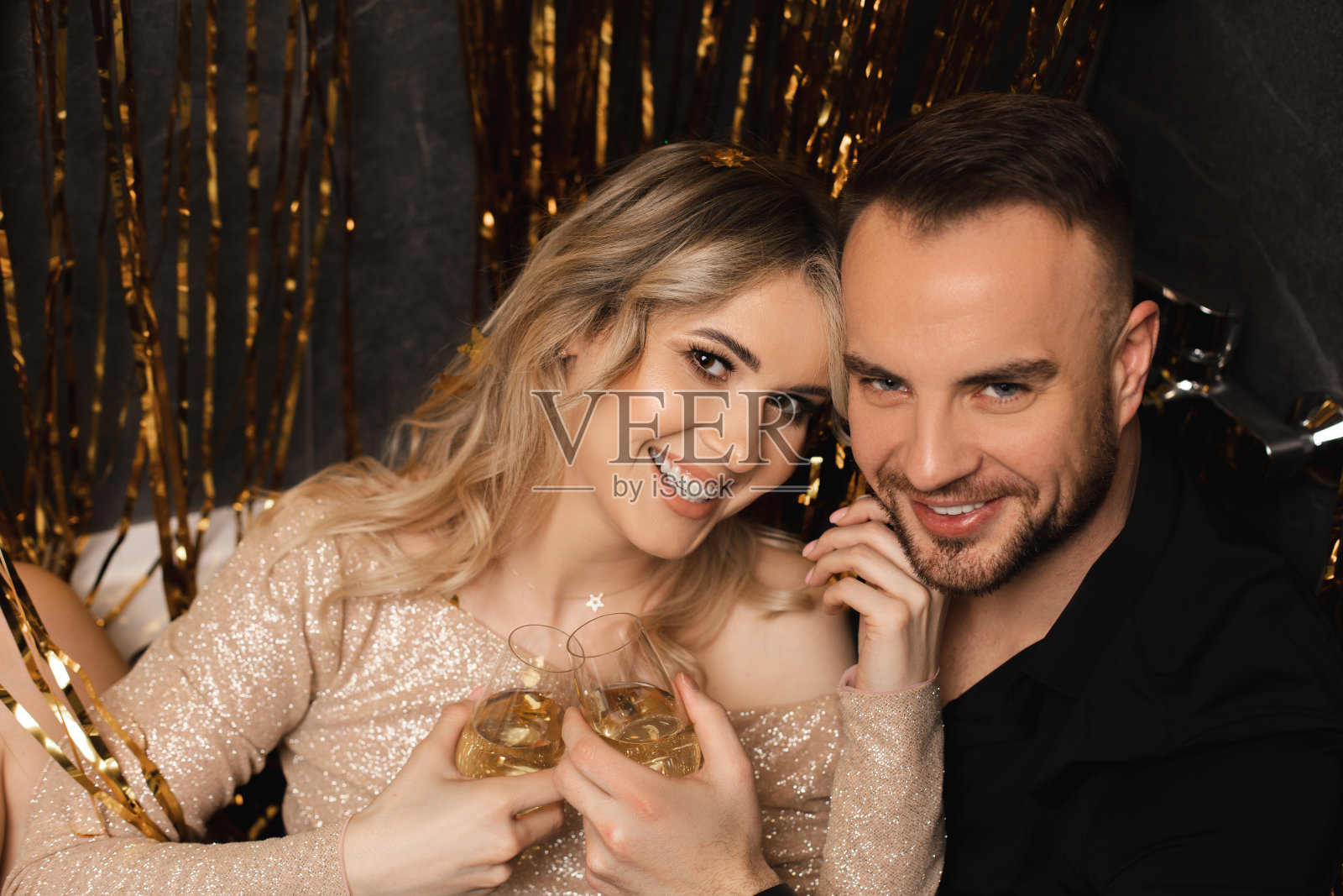 微笑兴奋的夫妇夫妇喝香槟的肖像，庆祝结婚纪念日。真爱浪漫照片摄影图片