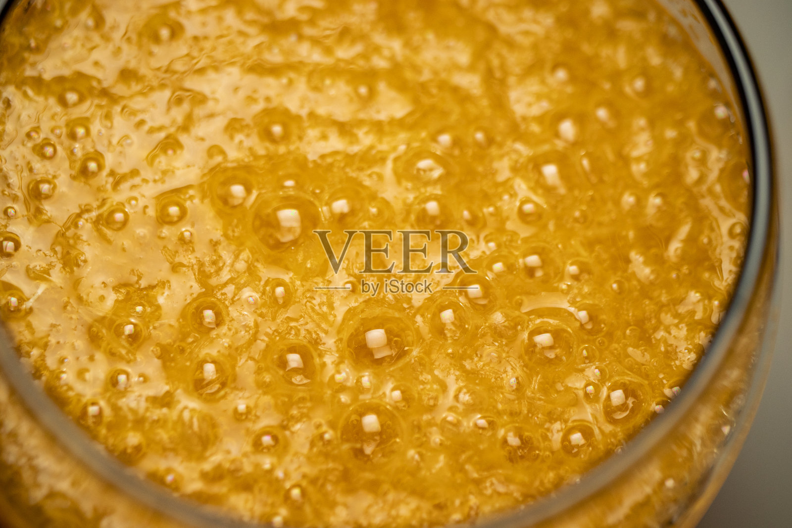 新鲜橙汁颗粒状，泡沫状。照片摄影图片