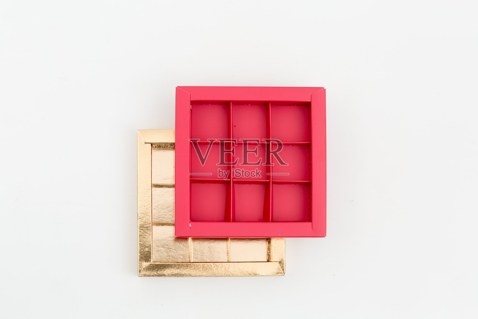 红色和金色的糖果盒在白色背景的顶视图照片摄影图片